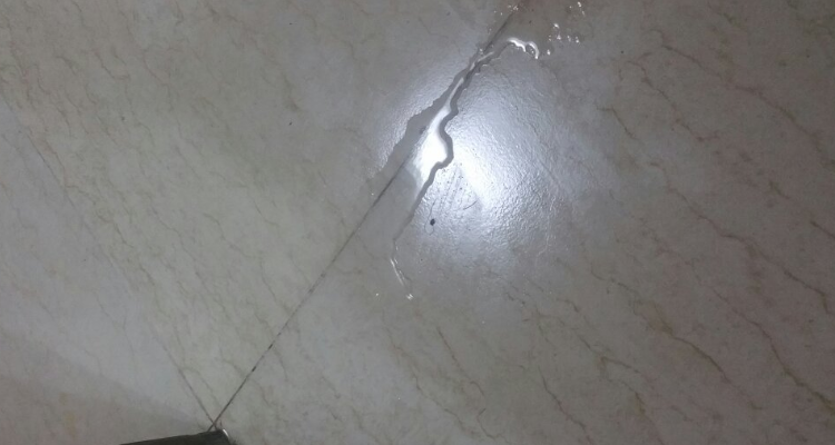 家里漏水地板被水泡了怎么办