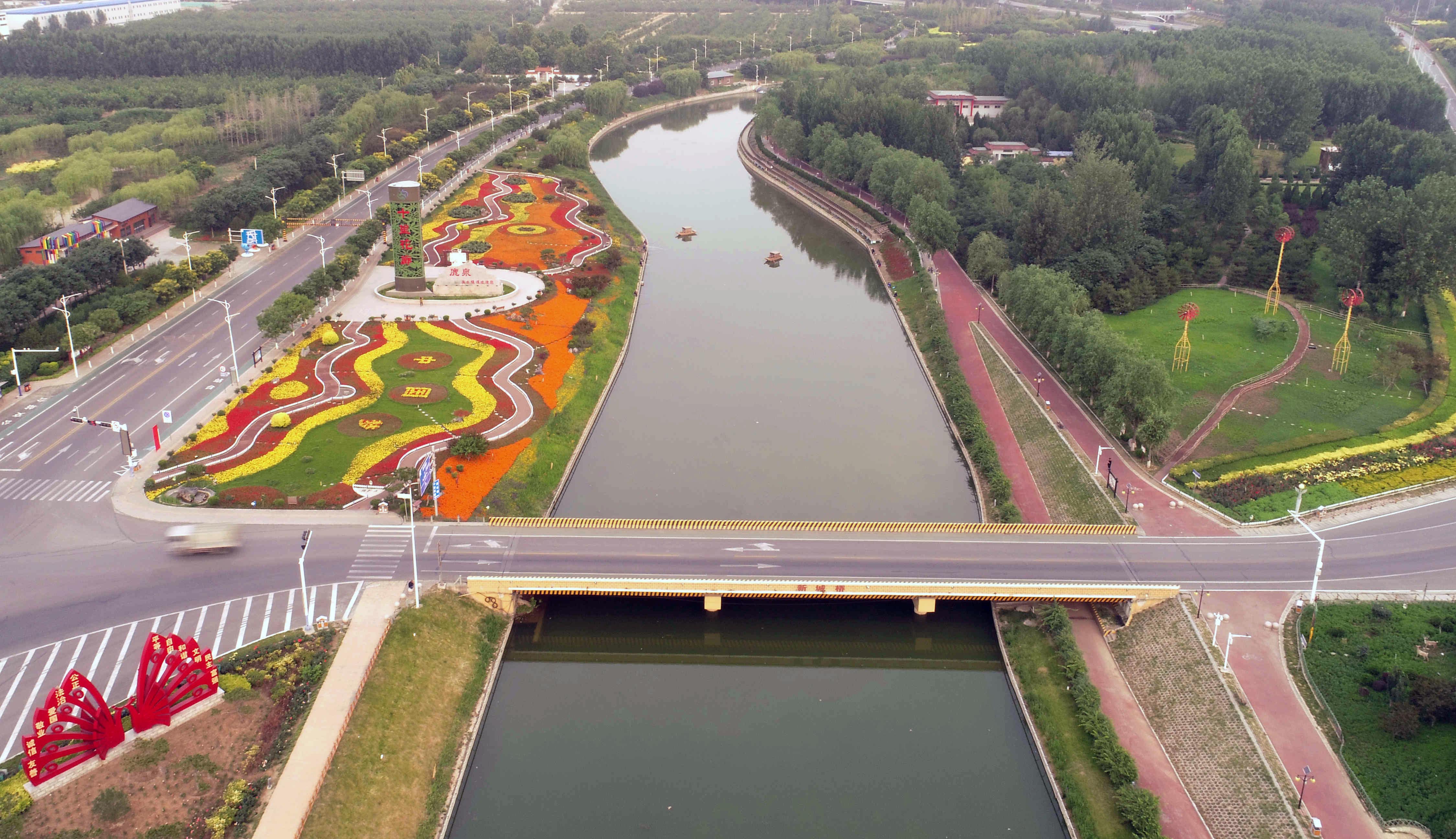 石家庄鹿泉:"十里花廊"美如画