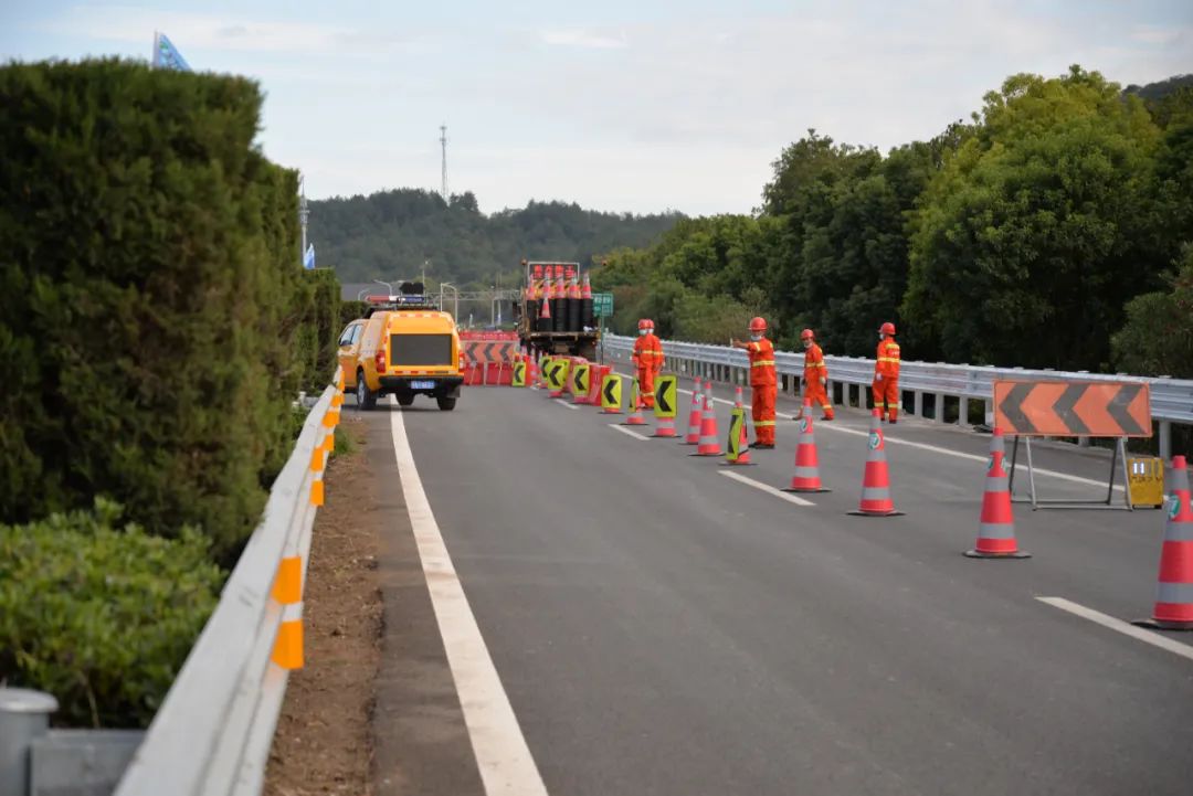 绍兴高速交警支队举办全市高速公路施工封道作业演练活动