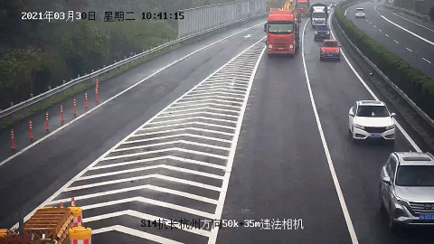 高速匝道口上演"走别人的路,让别人无路可走",最终"受伤"的还是自己!
