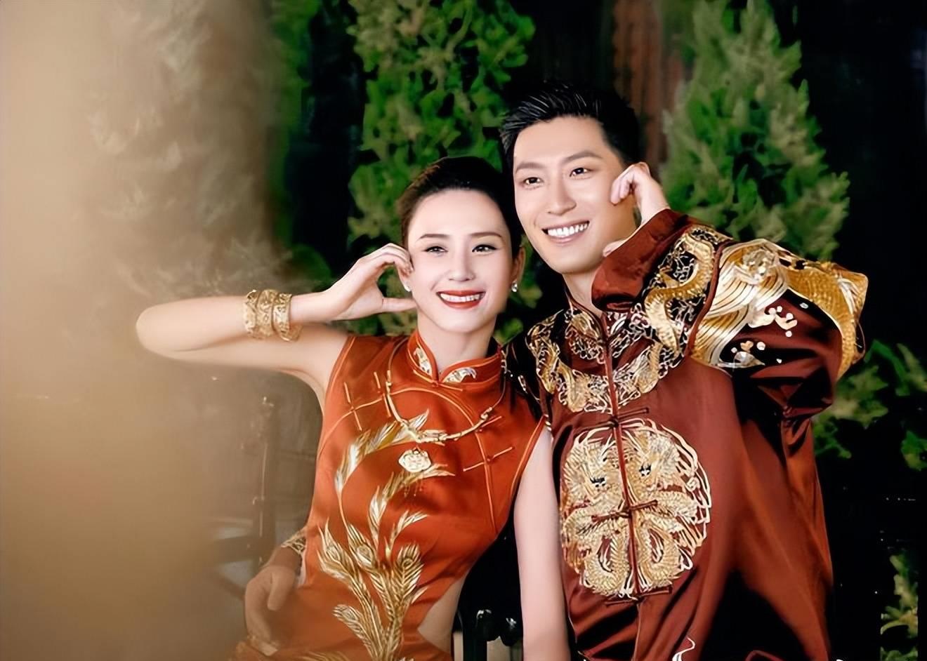 力破婚变谣言!何超莲久违晒与老公合照,窦骁搂着爱妻眼神宠溺
