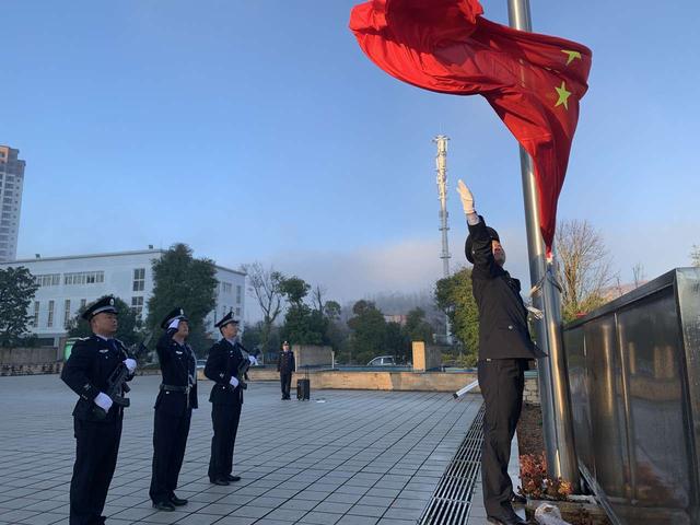 警察节丨文山警察向国旗敬礼 向警旗宣誓
