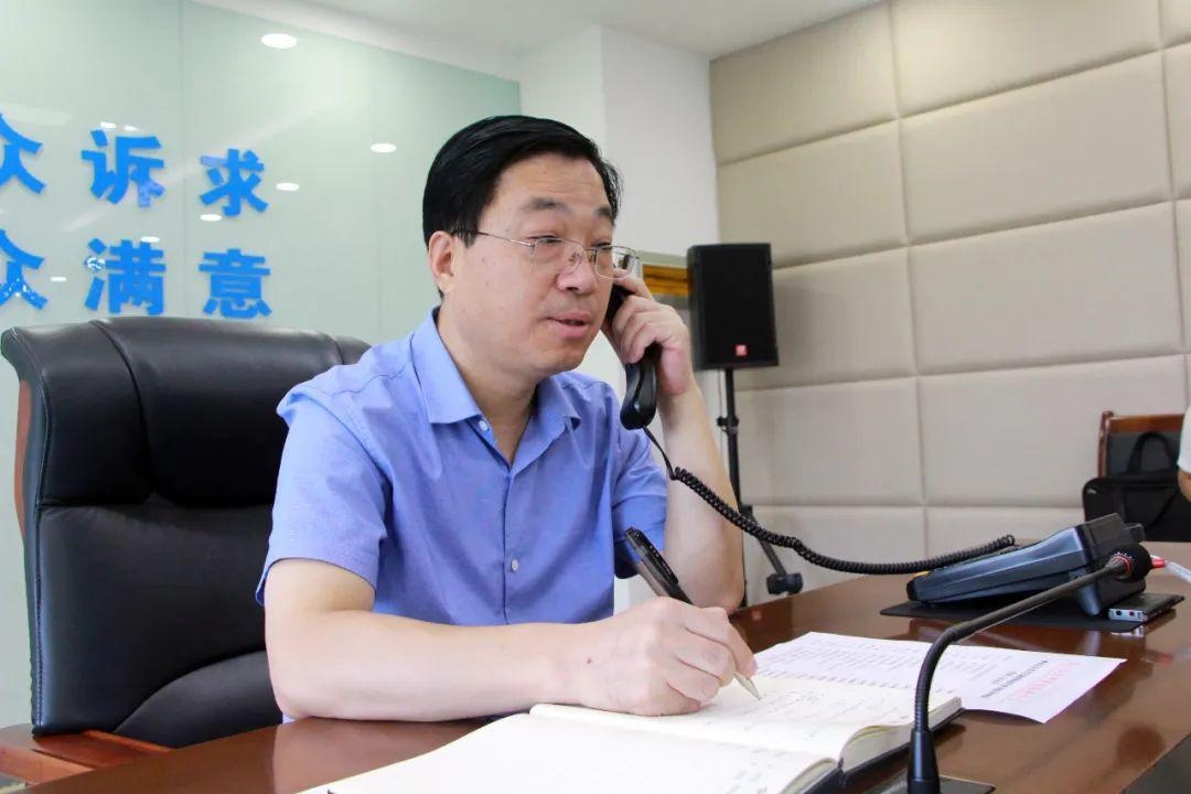 谢成海到济宁市政务热线服务中心接听群众来电