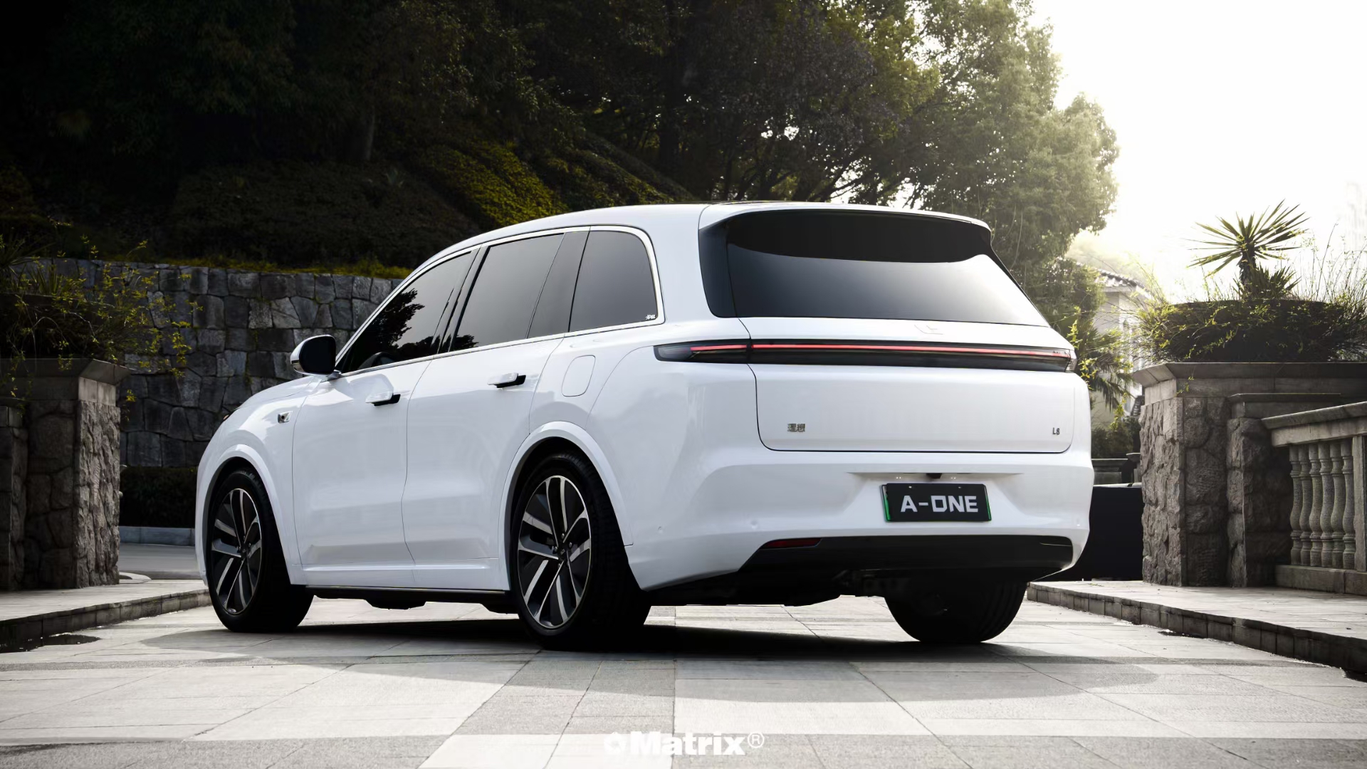 理想l8矩阵改色膜亮白,明亮的质感让全车焕发光芒