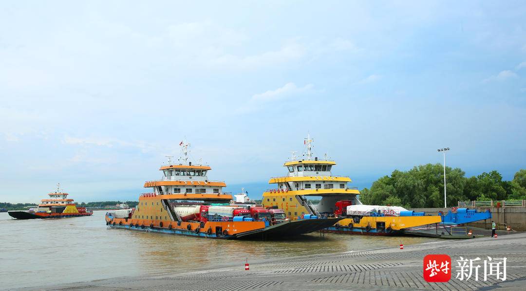 暴雨过后镇扬汽渡全面复航,半小时积压车辆全部渡运完毕