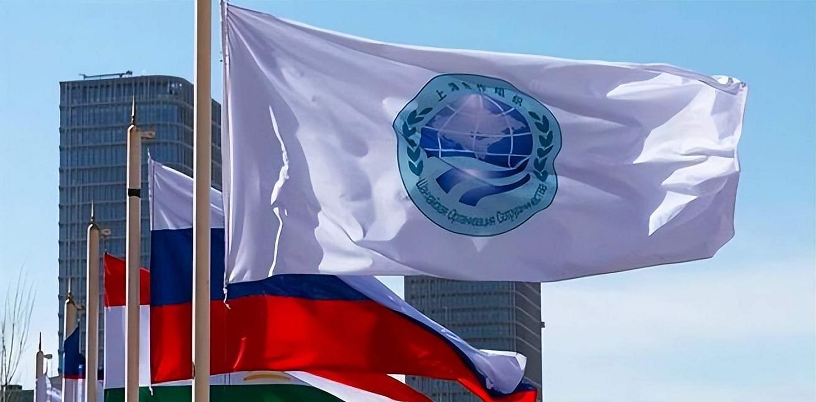 上海合作组织是一个由3600万平方公里以及世界40%人口组成的区域国际