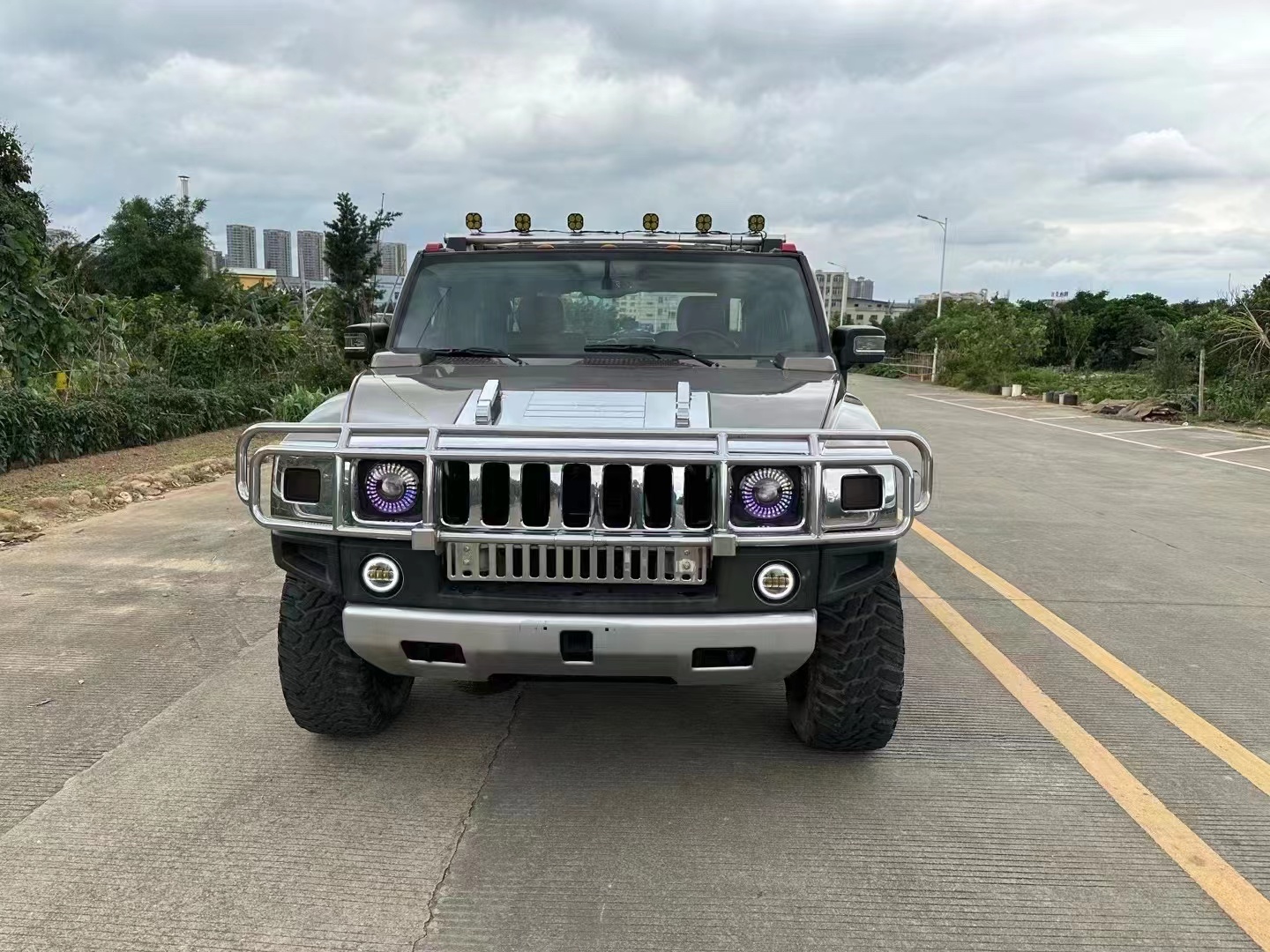 09年悍马h2仅售9.5万,粗犷的外观设计,彰显硬汉本色