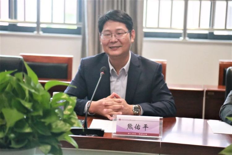 深高东小学部举行阅读课程建设培训暨校级课题开题会