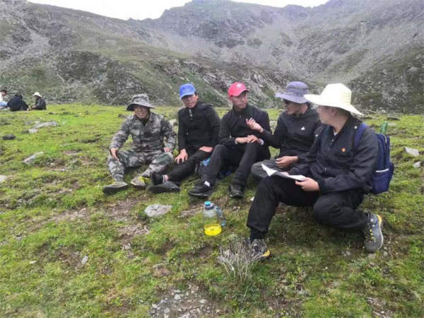 "你们就像么拉哈冒雨生长"