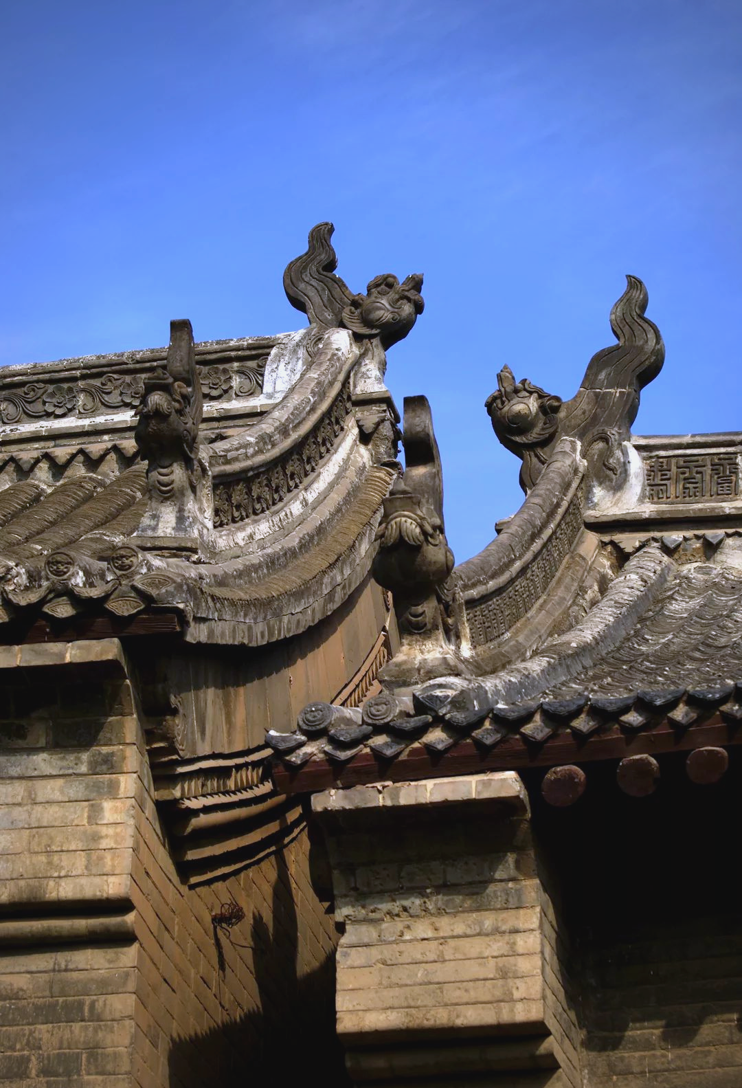 揭秘房脊上龙的九子之一:鸱吻的起源与象征