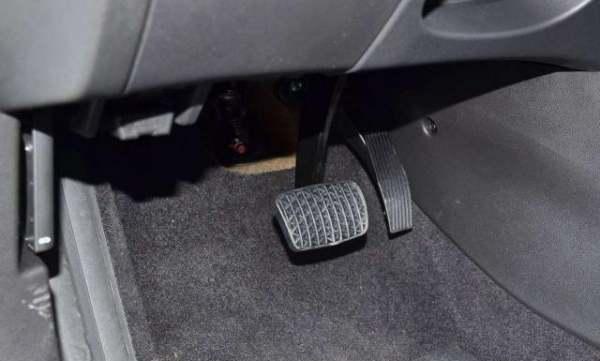 手动挡汽车离合很重怎么回事啊?