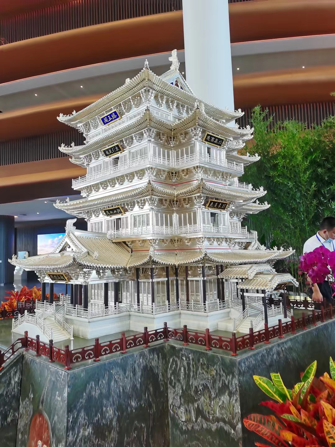 花丝镶嵌纯银打造《滕王阁》古建模型