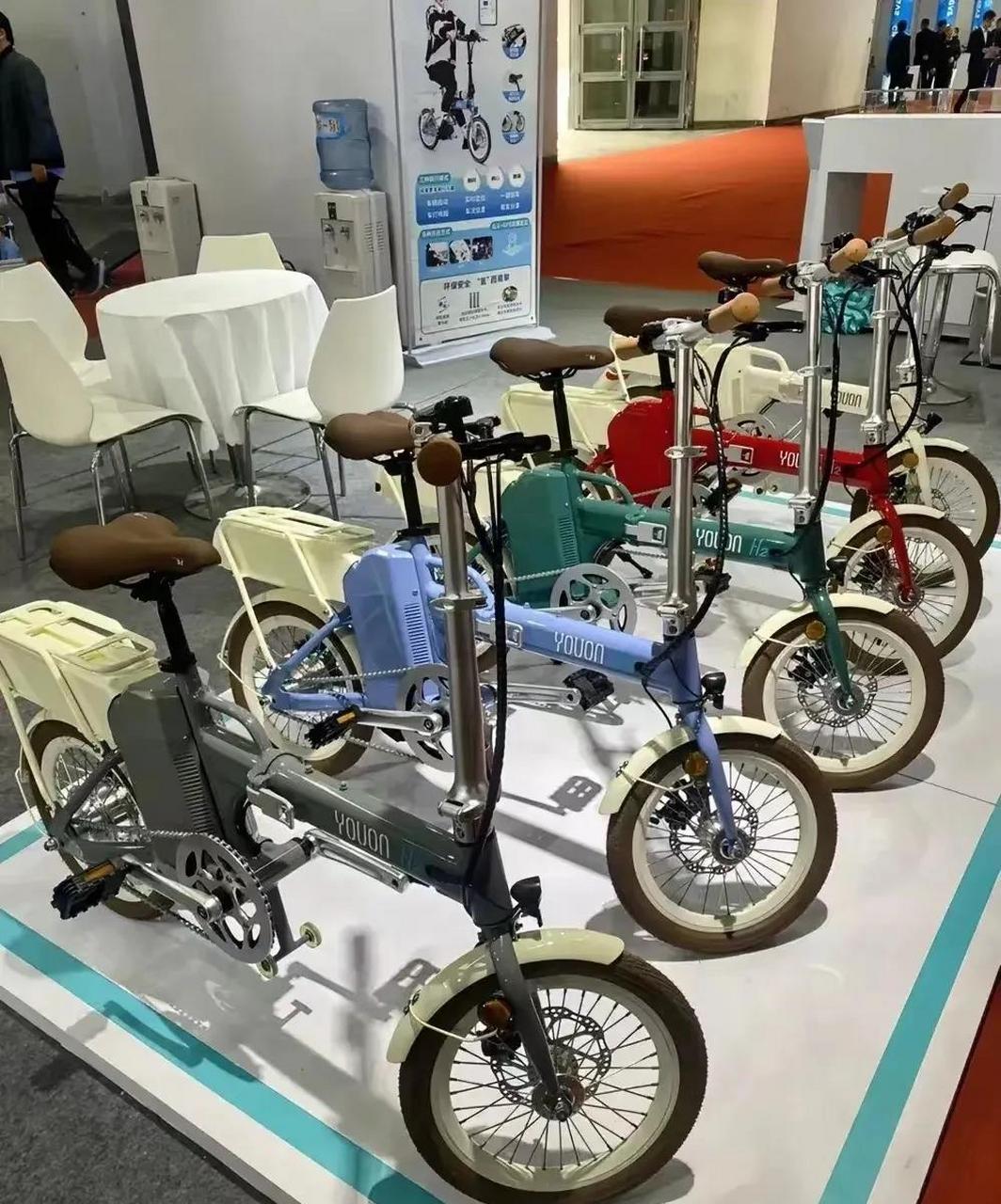 在展会上看到的氢能自行车,加氢只要1分钟,可以续航80里,一辆9千元,给