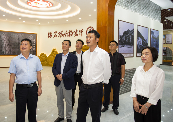 赫章县委书记颜岭开展教师节走访慰问活动