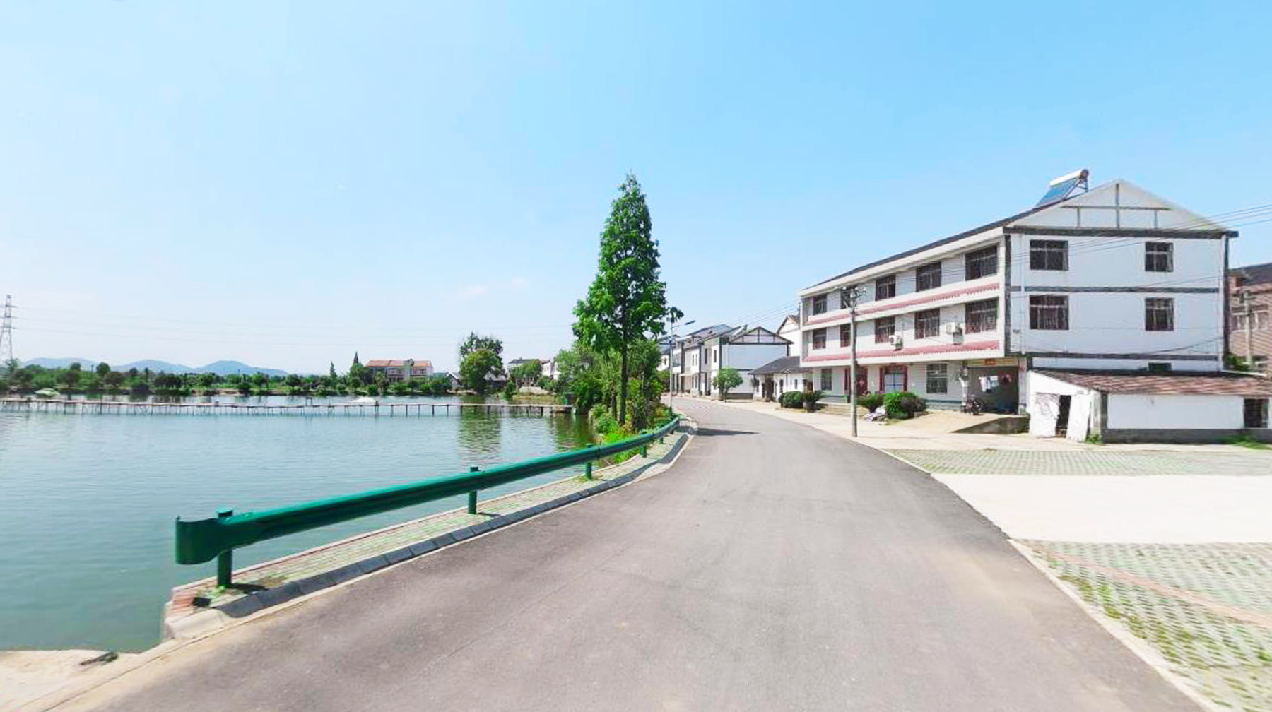 走进武汉郊区一座湖滨新村,宽阔乡道四通八达,遍布古典风格民房