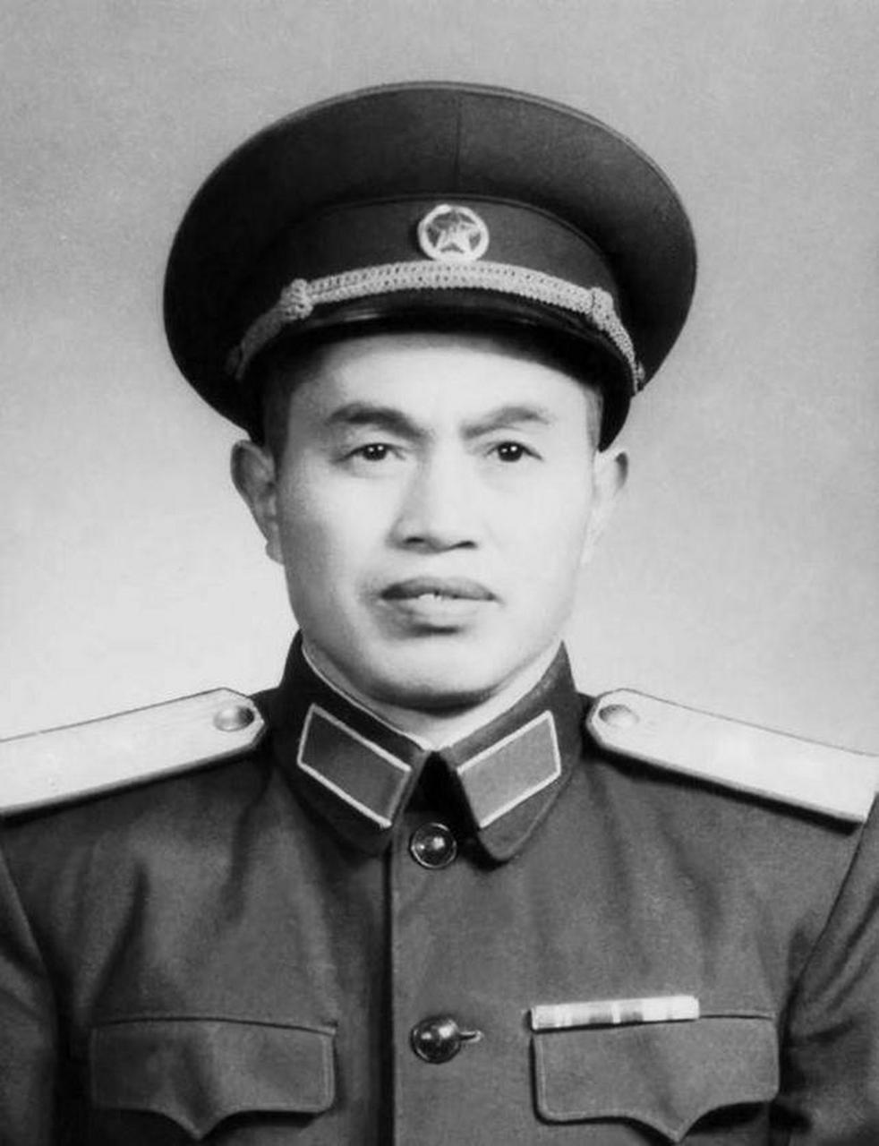 1969年,兰州军区司令皮定钧在外视察,路过一村庄时,发现几个十几岁