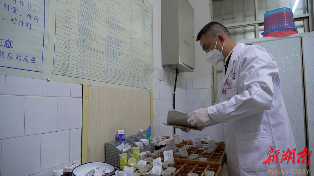 「身边的榜样」付彬:心中有爱的"男丁格尔" 35年坚守精神护理事业