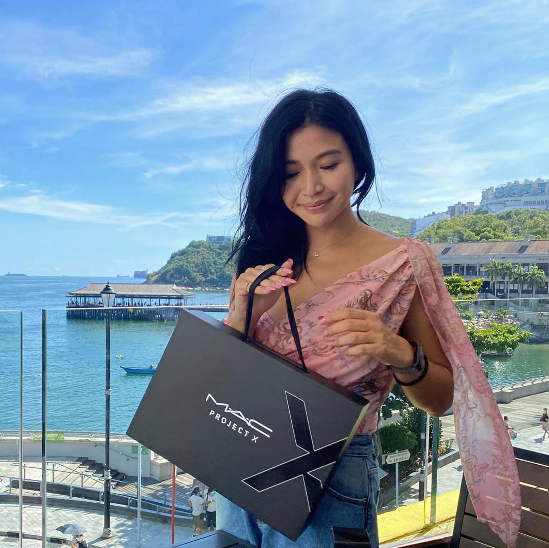 太悲催!tvb小花因行为不检被雪藏半年多,为求生存被曝做公关