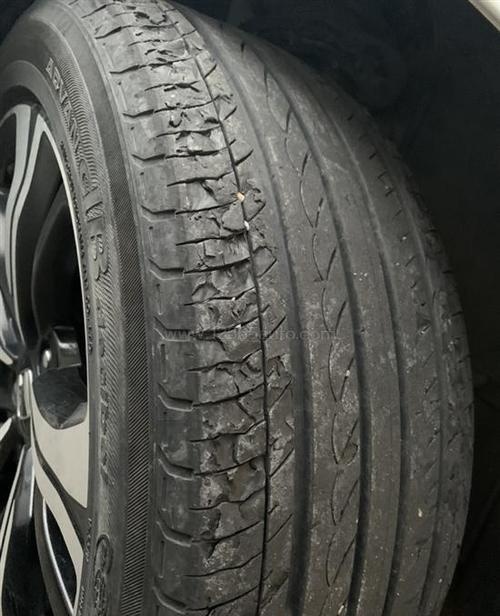 轮胎胎面很多小块脱落是什么原因?