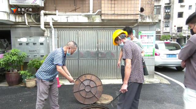 岳宾小区:返涌的下水道 污水四溢扰居民