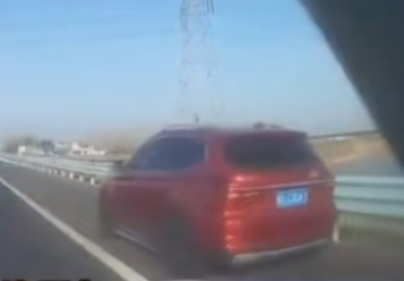 高速上一小车无法降档、刹车 车速锁定在80km/h！交警紧急救援