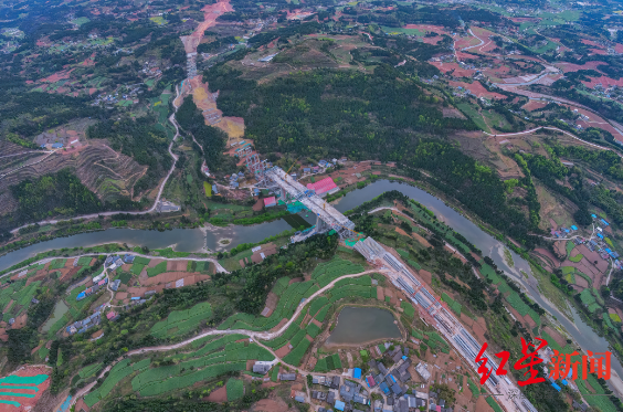 成绵高速扩容项目凯江大桥主桥左幅合龙