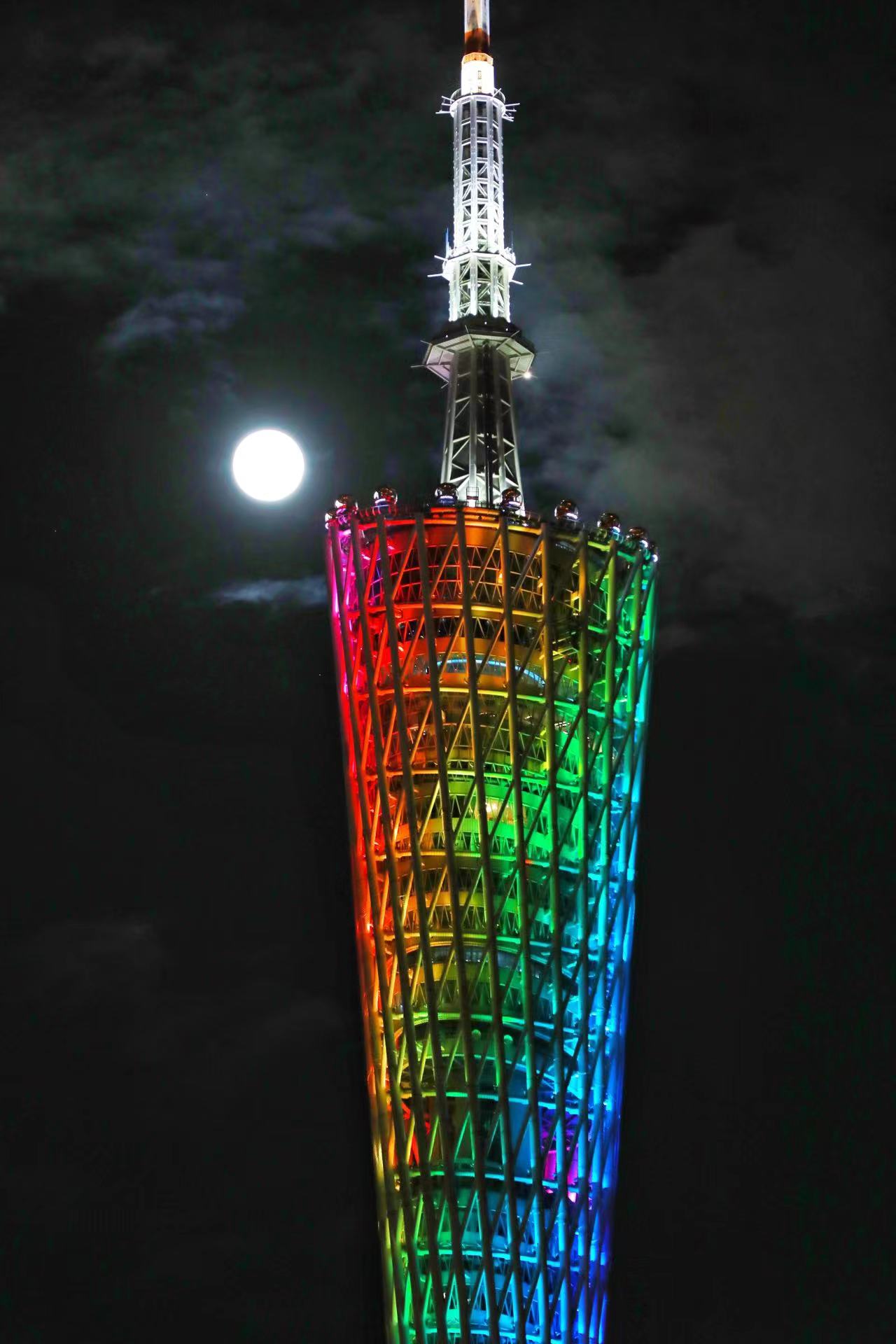 "超低满月"夜游广州塔塔顶