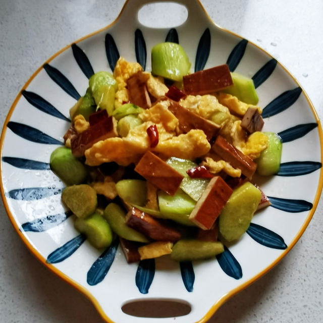 黄瓜鸡蛋炒香干,黄瓜清脆,香干劲道,简单又下饭