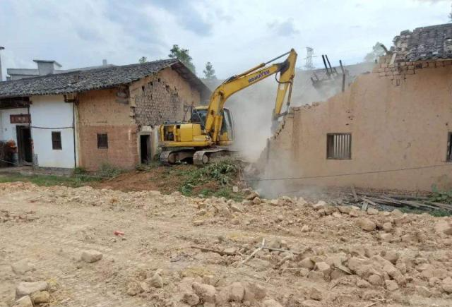 很多农村出现空心化的问题,农村人口流失比较严重,土地荒废严重