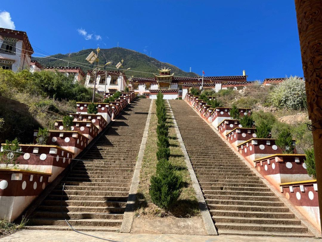 乡城县桑披岭寺图片