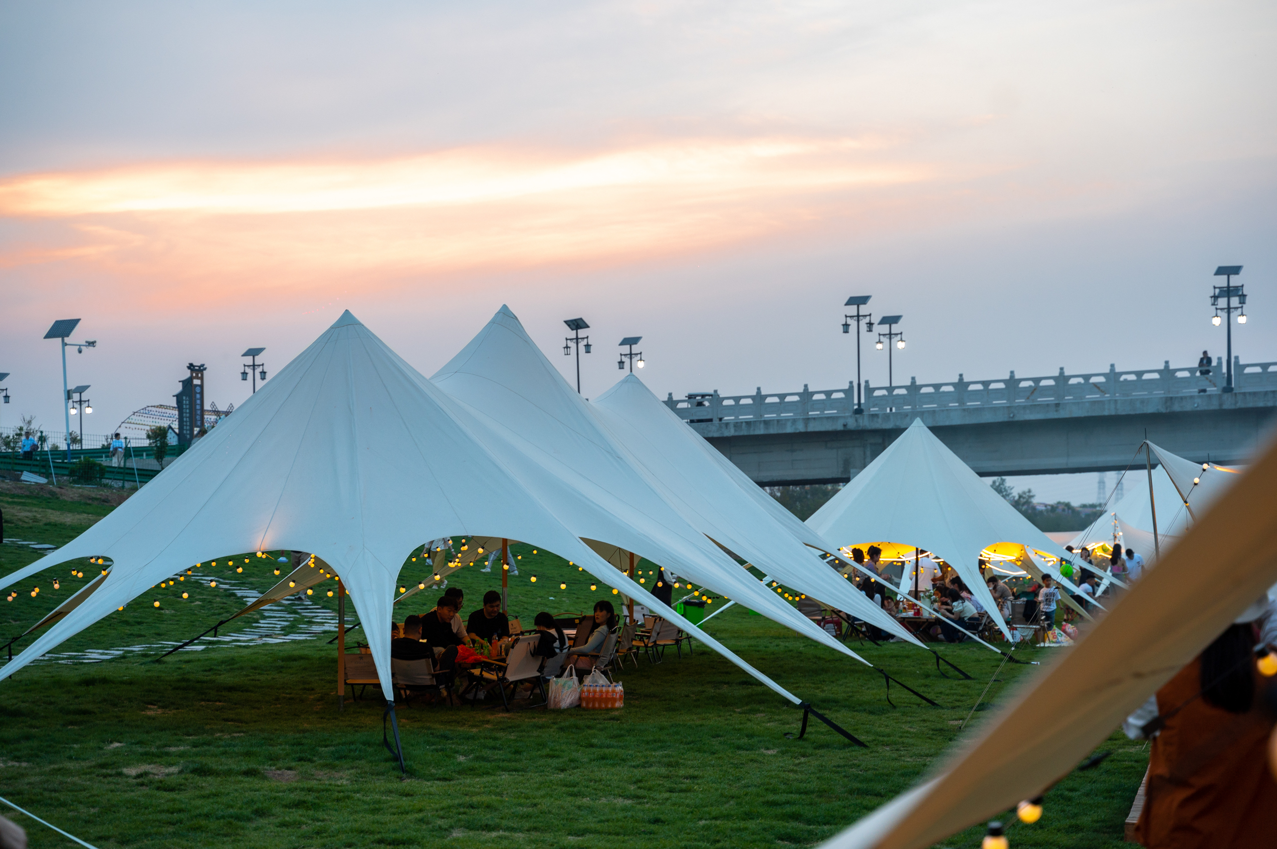 安徽宿州发现一家超美帐篷营地,营地临水依山,刚开业就成网红点