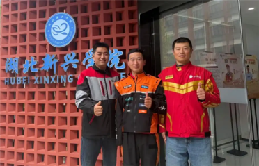 车祸现场驾驶室变形司机被困 独臂外卖骑手率两名快递小哥合力救人