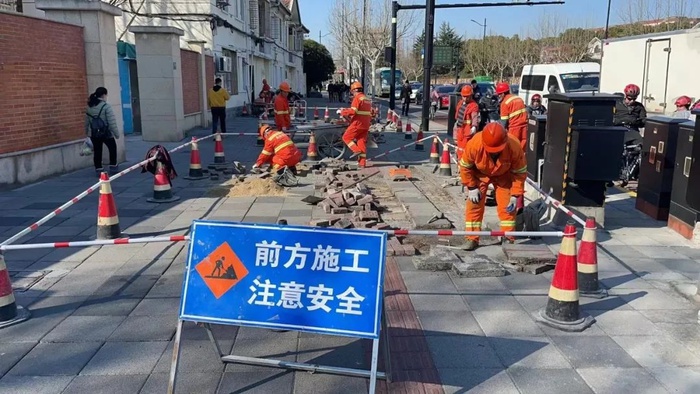 积极回应民众建议 上海市盲童学校周边"盲道"直线贯通