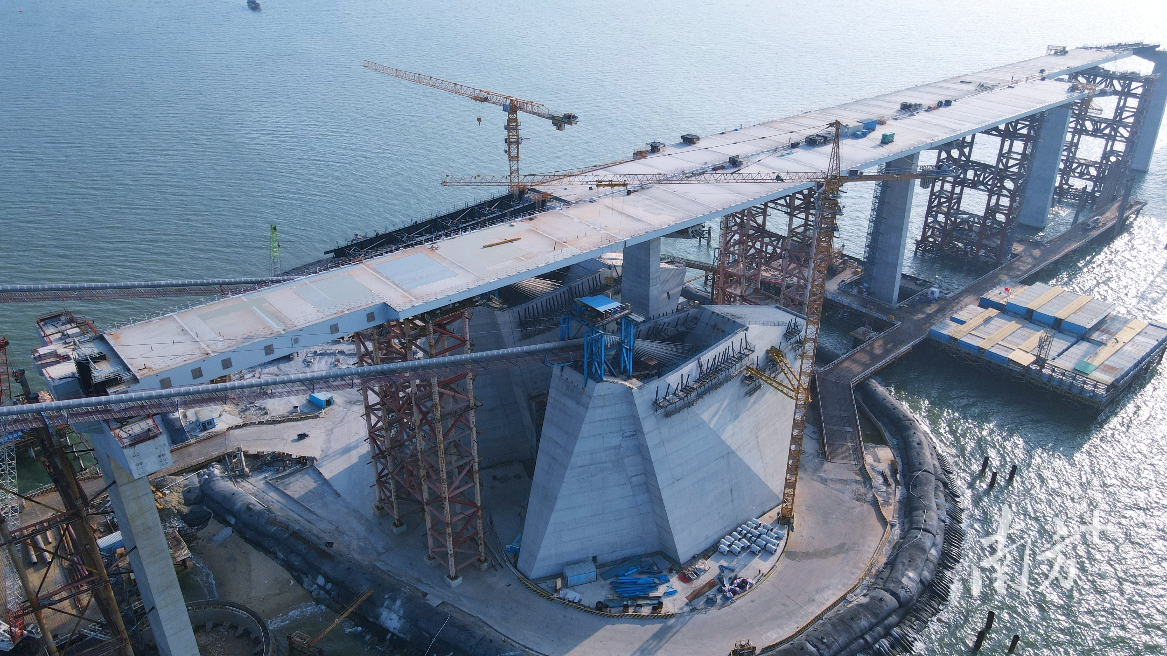 深中通道伶仃洋大桥西锚碇区域钢箱梁顶推施工全部完成