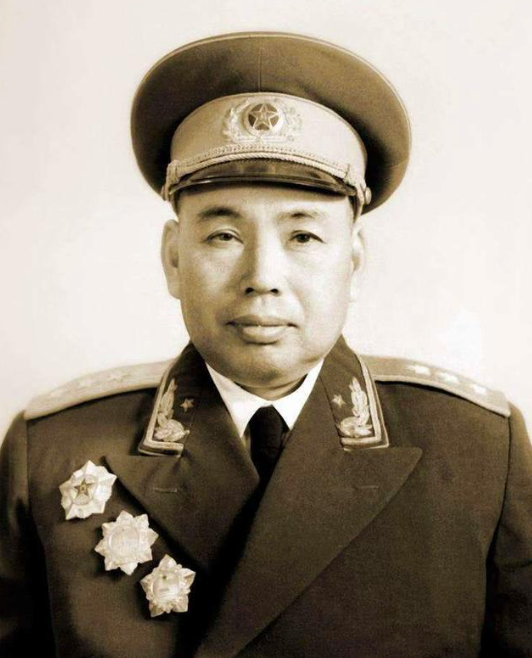 魏金山:原海军政委,做过许世友秘书,被授中将,因退休错失上将