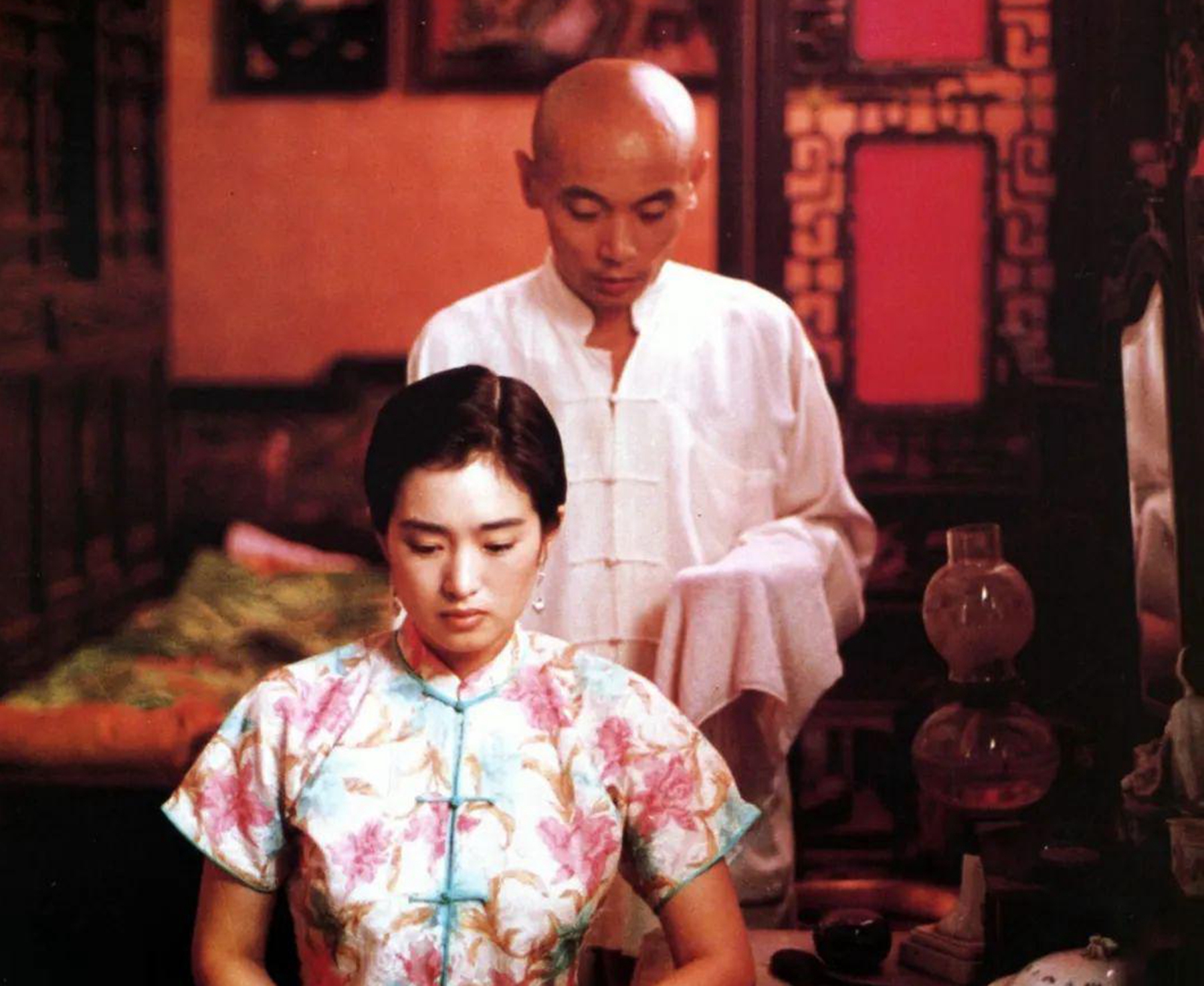 一个挺着大肚子的孕妇跪求男人不要再赌了,男人非但