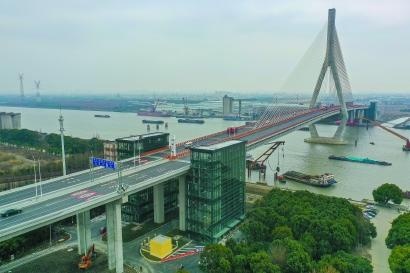 昆阳路越江大桥行人和非机动车通道开放 约10分钟可步行过江