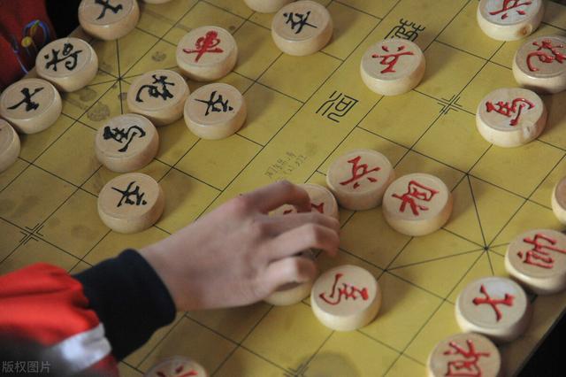 象棋:先手求稳的苦果 中炮进三兵对左炮封车转列炮