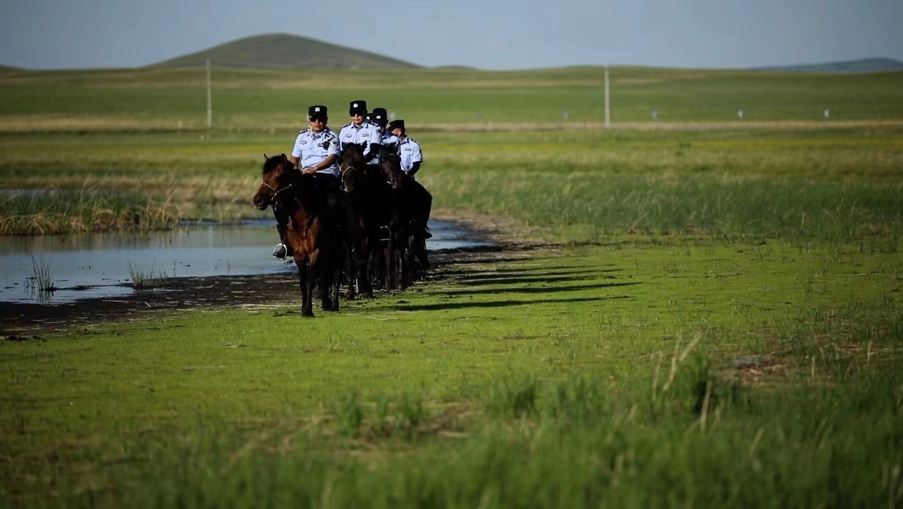 中蒙边境线上的"马背警队":在马背上追捕逃犯,从羊圈警务室坚守到集装