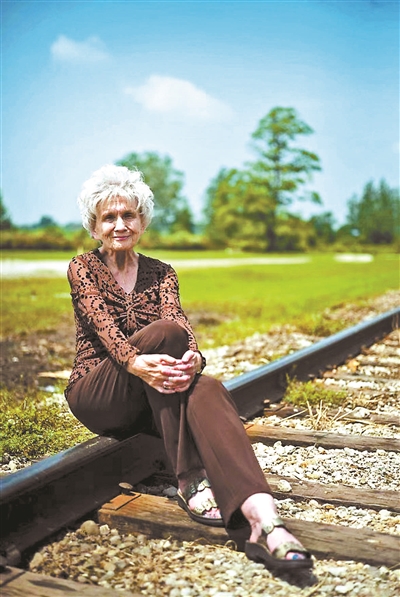 陪爱丽丝·门罗小坐片刻