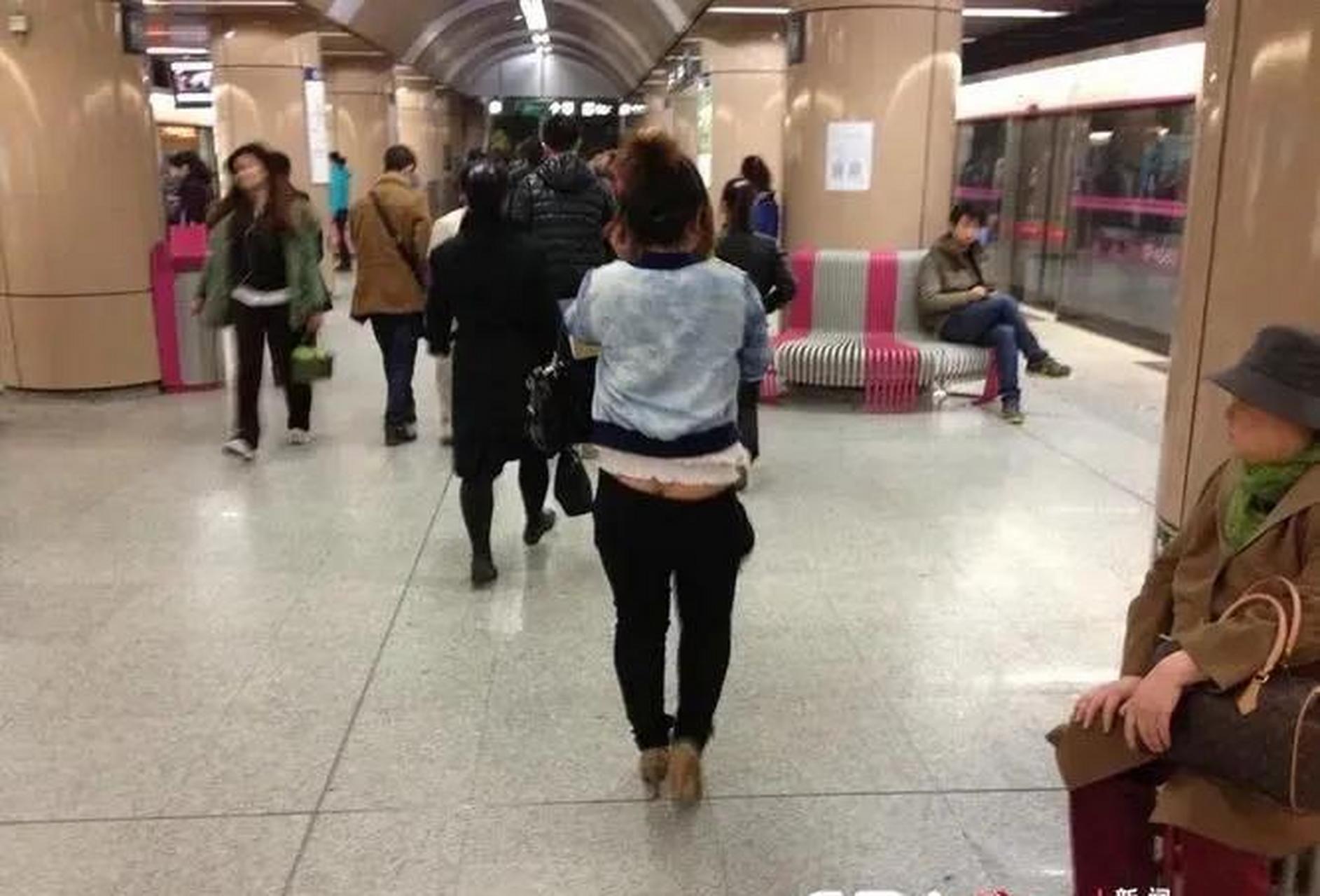 二十年前,我开服装店,那会的流行低腰裤,腰低到什么程度,只要这女的一