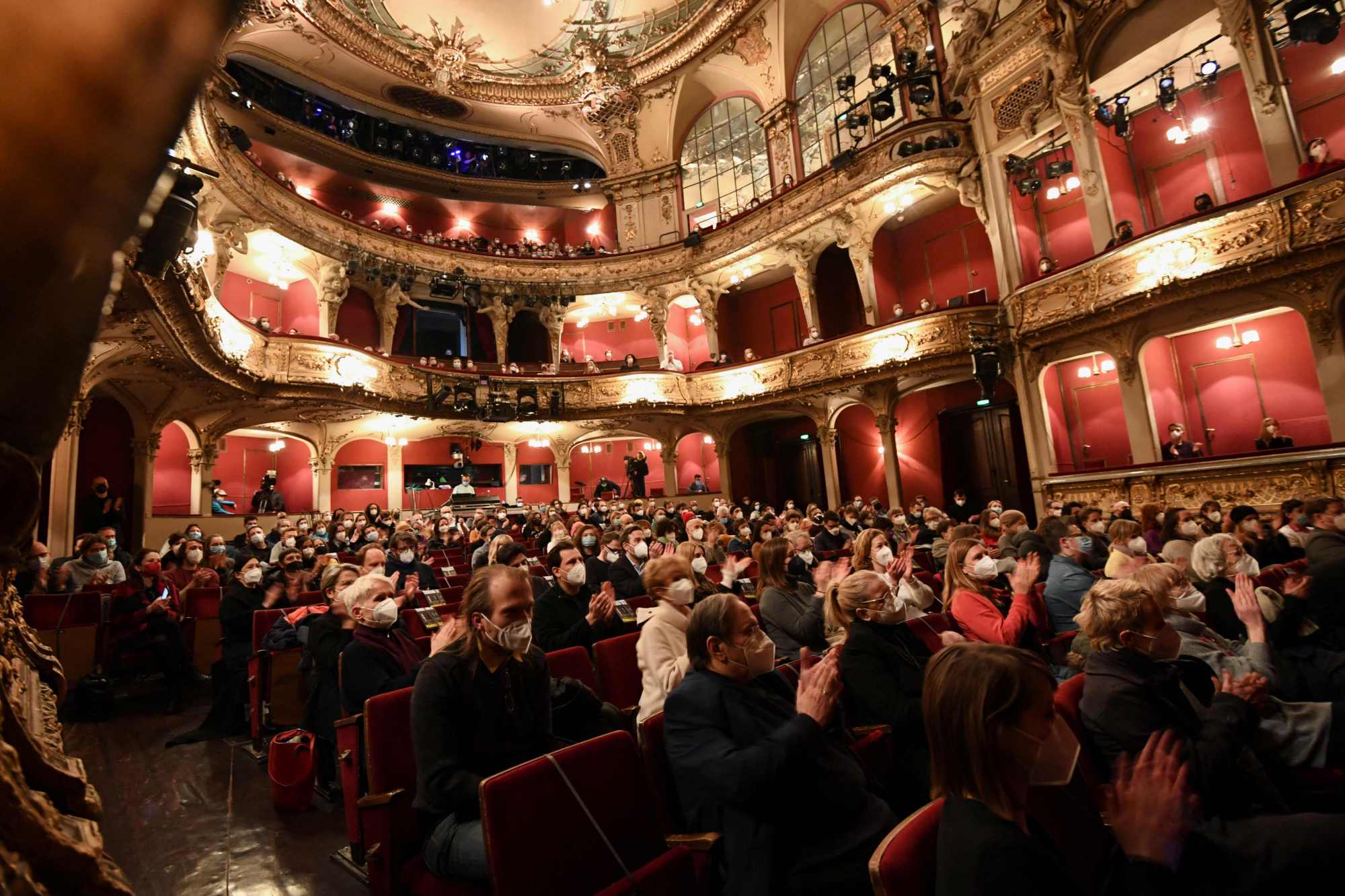 (11)柏林歌舞团剧院重新对公众开放