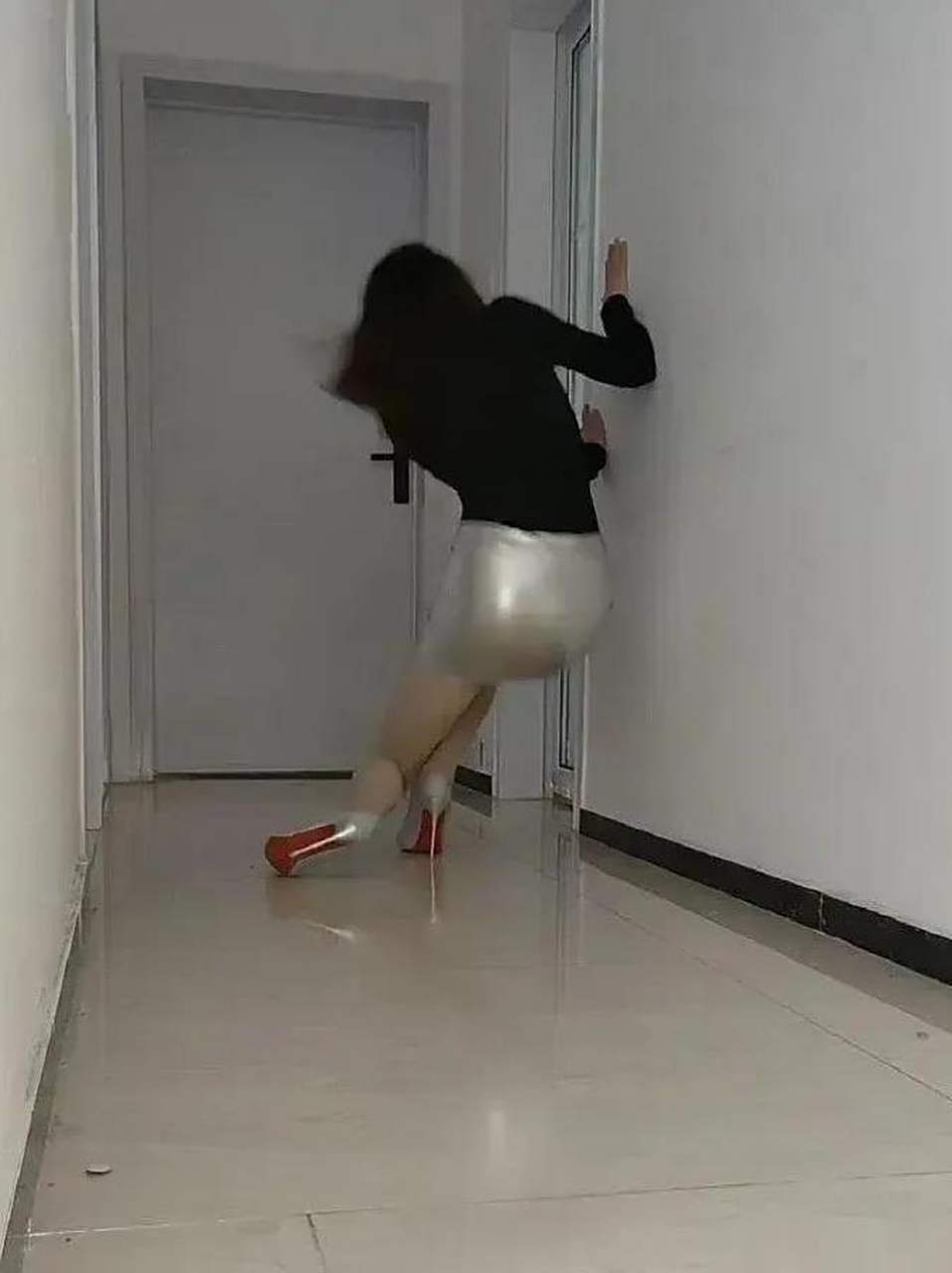 灌成这样了,还一个人去洗手间,作为一个男下属,这该是去扶,还是不扶啊