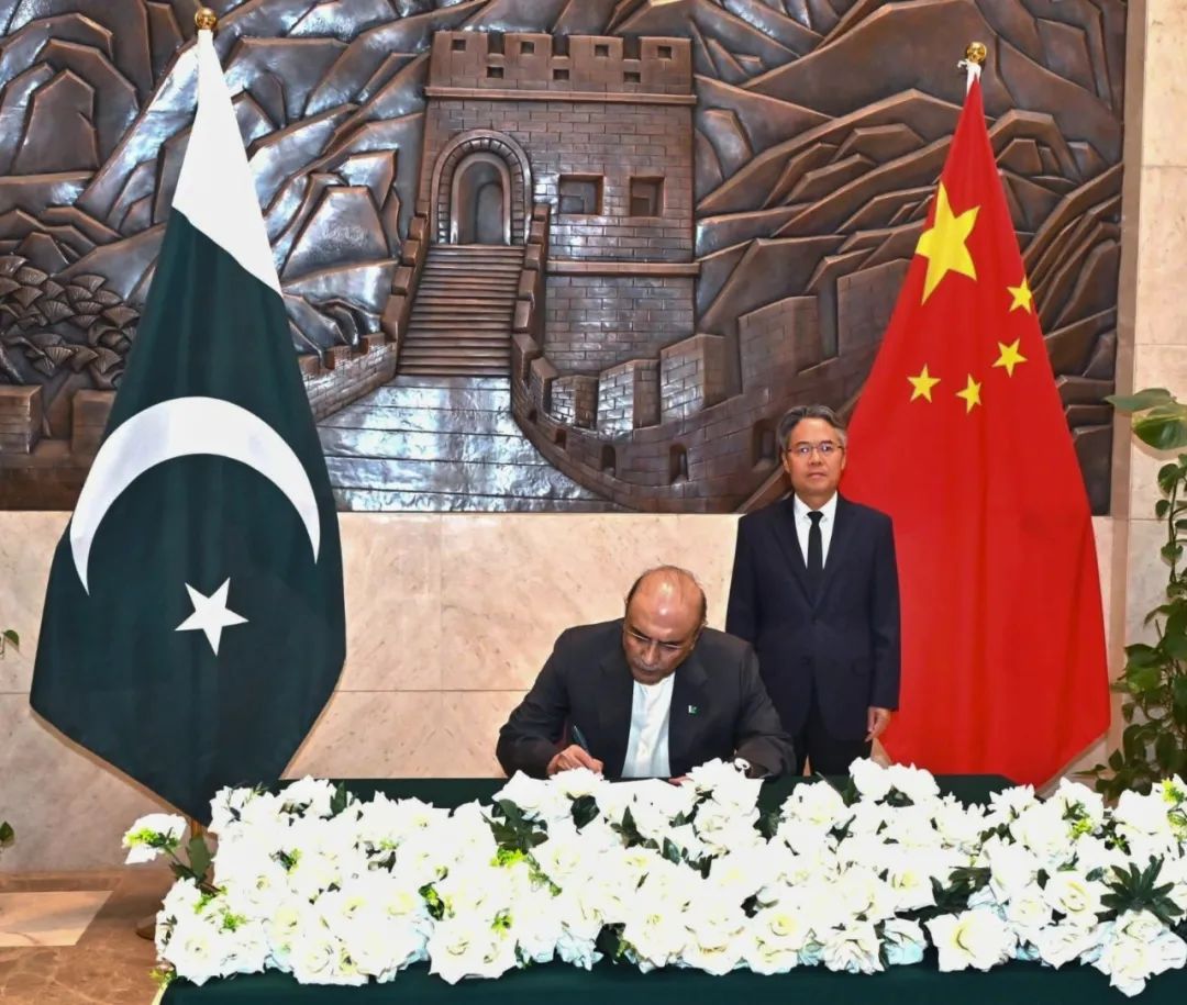 巴基斯坦总统扎尔达里:绝不允许恐怖分子影响巴中实现和平繁荣安全的