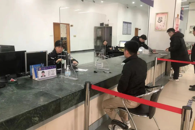 针对节前办证办牌的需求增大,车管所采取延长办公时间,增加考试场次等