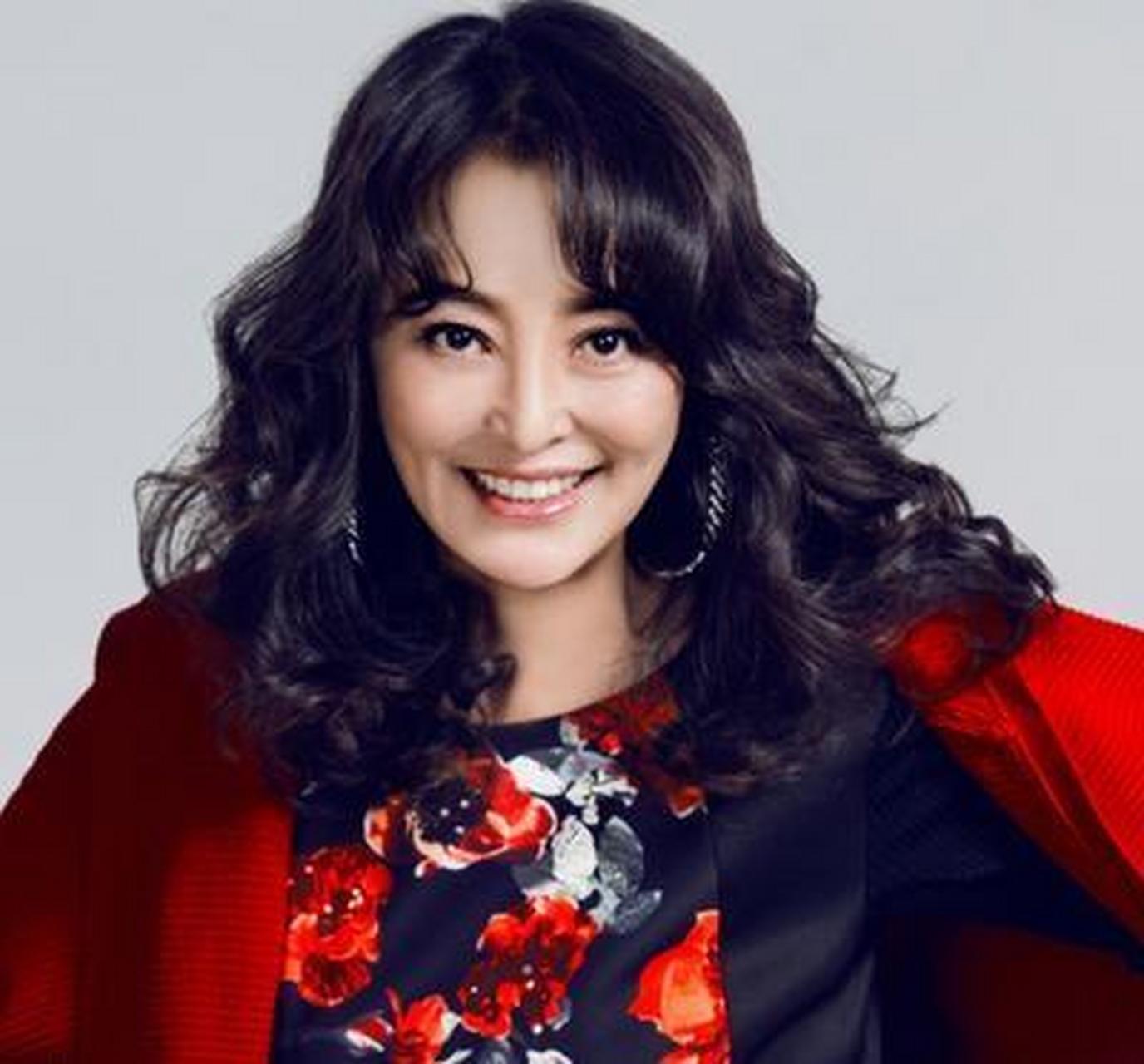 演员李勤勤一婚嫁给日本人,二婚嫁给了美国人,三婚嫁给了法国人.