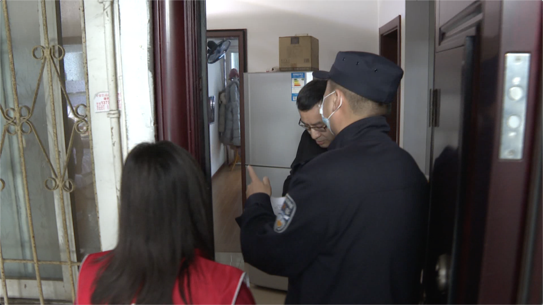 今天早上6点20分,崇安寺派出所所有警务人员就集结完毕,配合社区工作