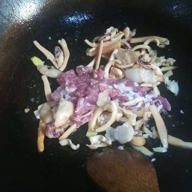 墨鱼炖肉,营养丰富,鲜美不腻
