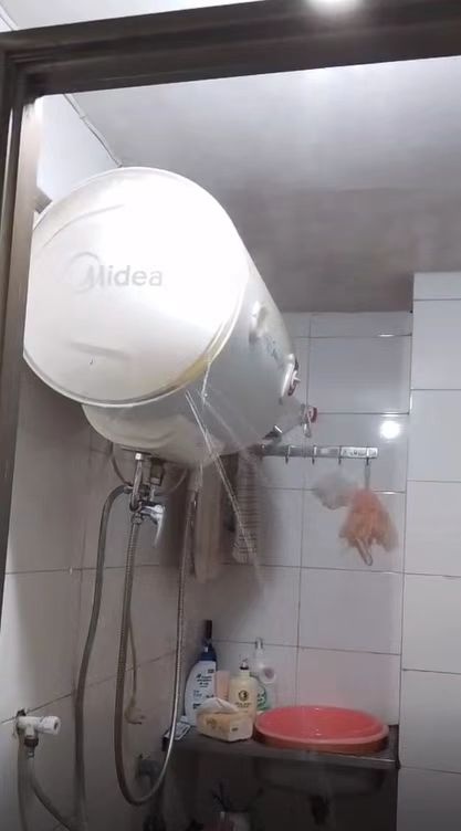 孩子洗澡前美的热水器突然爆裂渗水,回应:如在保修范围内,会免费处理