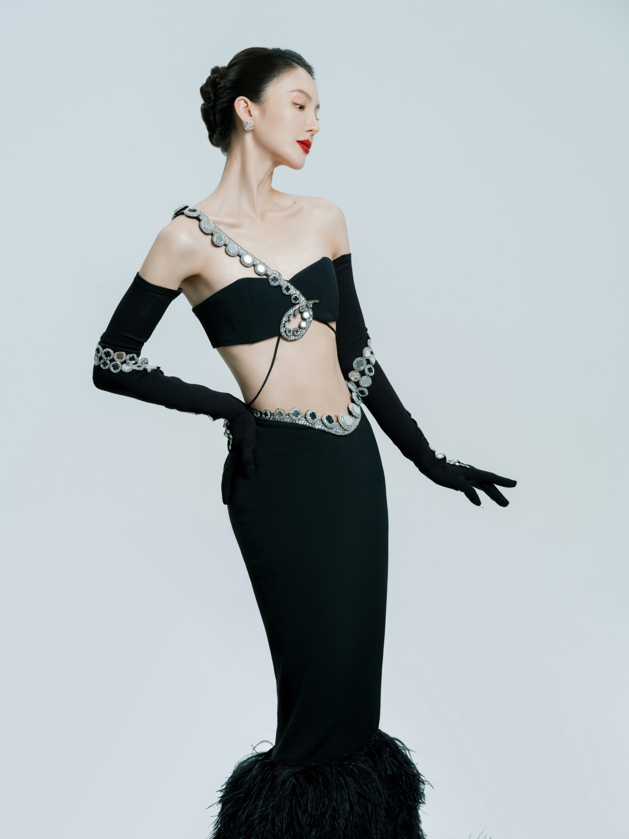 金晨微博之夜惊艳造型释出 抹胸蛮腰鱼尾裙 大胆前卫且很有时髦感